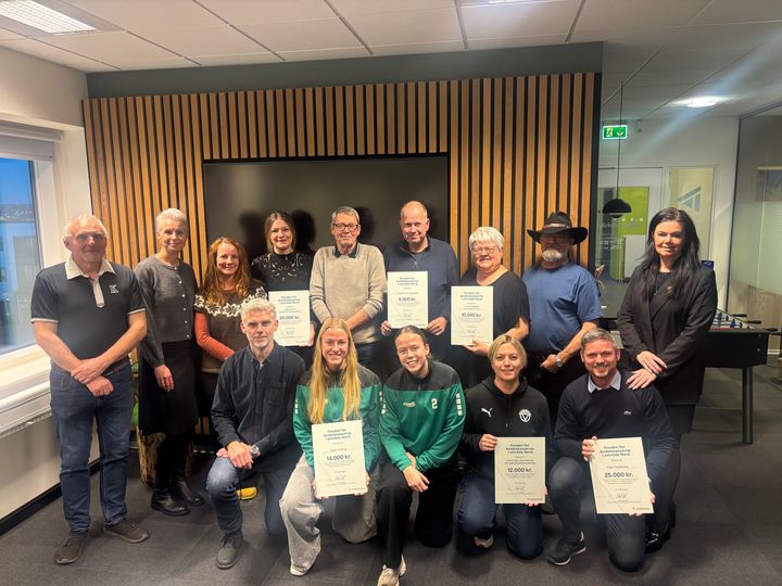 Repræsentanter fra de seks foreninger og initiativer sammen med Brian Vels (yderst til venstre), bestyrelsesmedlem i Fonden for Andelskasserne i område Nord, Pia Viller Arendt (bagerst til venstre), næstformand for Fonden for Andelskasserne i område Nord og Lisbeth Dalum Hansen (bagerst til højre), centerdirektør i Andelskassen i Viborg