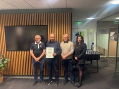 Repræsentanter fra Fynbohus Venner sammen med Brian Vels (tv), bestyrelsesmedlem i Fonden for Andelskasserne i område Nord og Lisbeth Dalum Hansen (th), centerdirektør i Andelskassen i Viborg