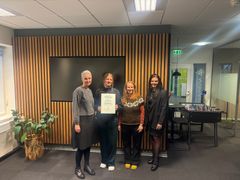 Repræsentanter fra Mønsted Idrætsforening sammen med Pia Viller Arendt (tv), næstformand for Fonden for Andelskasserne i område Nord og Lisbeth Dalum Hansen (th), centerdirektør i Andelskassen i Viborg