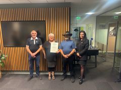 Repræsentanter fra Lucky Boots Country Club sammen med Brian Vels (tv), bestyrelsesmedlem i Fonden for Andelskasserne i område Nord og Lisbeth Dalum Hansen (th), centerdirektør i Andelskassen i Viborg