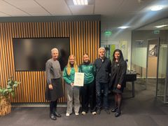 Repræsentanter fra Team Viborg sammen med Pia Viller Arendt (tv), næstformand for Fonden for Andelskasserne i område Nord og Lisbeth Dalum Hansen (th), centerdirektør i Andelskassen i Viborg