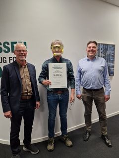 Repræsentant fra Sønderborg Sportsdykker Klub med Peter Viereck(th), centerdirektør i Andelskassen i Sønderborg og Steen Iwang(tv), bestyrelsesmedlem i Fonden for Andelskasserne i område Syd