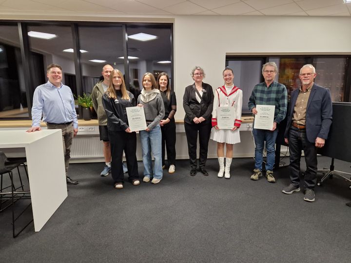 Repræsentanter fra de tre foreninger sammen med Peter Viereck(tv), centerdirektør i Andelskassen i Sønderborg og Steen Iwang(th), bestyrelsesmedlem i Fonden for Andelskasserne i område Syd