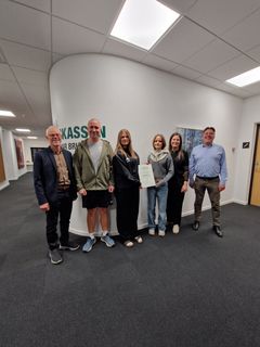 Repræsentanter fra Lysabild Skytte- og Gymnastikforening med Peter Viereck(th), centerdirektør i Andelskassen i Sønderborg og Steen Iwang(tv), bestyrelsesmedlem i Fonden for Andelskasserne i område Syd