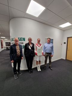 Repræsentanter fra Sønderborg Garden med Peter Viereck(th), centerdirektør i Andelskassen i Sønderborg og Steen Iwang(tv), bestyrelsesmedlem i Fonden for Andelskasserne i område Syd