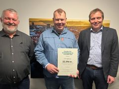 Repræsentant fra FDF Agedrup sammen med Jan Hansen (th), centerdirektør i Andelskassen i Odense og Kenneth Rasmusen (tv), bestyrelsesmedlem i Fonden for Andelskasserne i område Syd