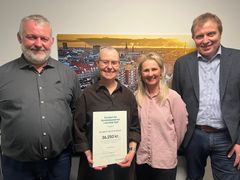 Repræsentanter fra Broløkke Sportsrideklub sammen med Jan Hansen (th), centerdirektør i Andelskassen i Odense og Kenneth Rasmusen (tv), bestyrelsesmedlem i Fonden for Andelskasserne i område Syd