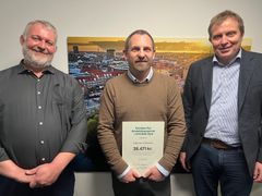 Repræsentant fra Odense Volleyball sammen med Jan Hansen (th), centerdirektør i Andelskassen i Odense og Kenneth Rasmusen (tv), bestyrelsesmedlem i Fonden for Andelskasserne i område Syd