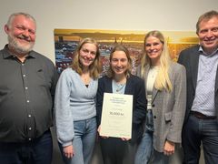 Repræsentanter fra F for Frivillig sammen med Jan Hansen (th), centerdirektør i Andelskassen i Odense og Kenneth Rasmusen (tv), bestyrelsesmedlem i Fonden for Andelskasserne i område Syd