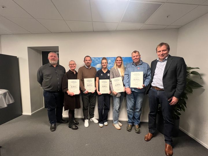 Repræsentanter fra modtagerne af fondsmidler. De står sammen med Jan Hansen (th), centerdirektør i Andelskassen i Odense og Kenneth Rasmusen (tv), bestyrelsesmedlem i Fonden for Andelskasserne i område Syd