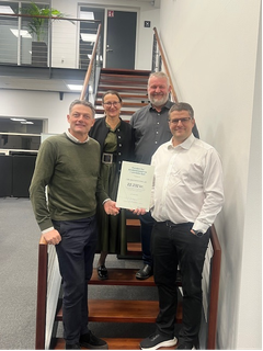 Repræsentanter fra OBK Badminton modtog fondsmidlerne i Andelskassen i Svendborg. Her står de sammen med Anne Holm og Kenneth Rasmussen, bestyrelsesmedlemmer i Fonden for Andelskasserne i område Syd