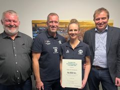 Repræsentanter fra Højby SG Håndbold sammen med Jan Hansen (th), centerdirektør i Andelskassen i Odense og Kenneth Rasmusen (tv), bestyrelsesmedlem i Fonden for Andelskasserne i område Syd