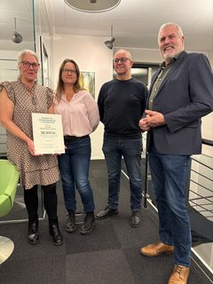 Repræsentanter fra Oksbøl Børnehaves Venner sammen med Jørgen Gammelgaard (midten th), bestyrelsesmedlem i Fonden for Andelskasserne i område Syd og Finn Ladegaard (yderst th), formand i Fonden for Andelskasserne i område Syd.