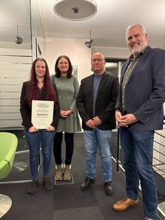 Repræsentanter fra Støtteforeningen for Børnehavens Venner sammen med Frank Lorentzen (midten th), bestyrelsesmedlem i Fonden for Andelskasserne i område Syd og Finn Ladegaard (yderst th), formand i Fonden for Andelskasserne i område Syd.