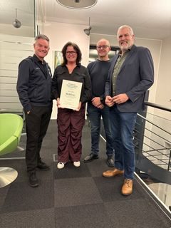 Repræsentanter fra Sand i Øjet sammen med Jørgen Gammelgaard (midten th), bestyrelsesmedlem i Fonden for Andelskasserne i område Syd og Finn Ladegaard (yderst th), formand i Fonden for Andelskasserne i område Syd.