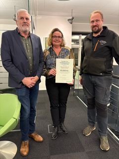 Repræsentanter fra Fåborg-Vrenderup Idrætsforening sammen med Finn Ladegaard (tv), formand i Fonden for Andelskasserne i område Syd.