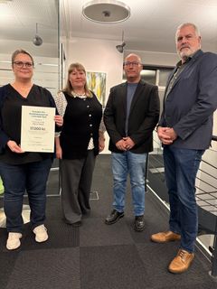 Repræsentanter fra Form og Fritid Nørre Nebel sammen med Frank Lorentzen (midten th), bestyrelsesmedlem i Fonden for Andelskasserne i område Syd og Finn Ladegaard (yderst th), formand i Fonden for Andelskasserne i område Syd.