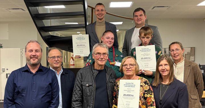 Repræsentanter fra de tre foreninger og initiativer sammen med Ryan Tobiasen (tv), centerdirektør i Andelskassen i Skjern og Michael Knudsen (bagerst til højre), bestyrelsesmedlem i Fonden for Andelskasserne i område Nord