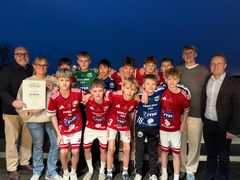 Spillere fra HEI Håndbold sammen med Gorm Schmidt (th), centerdirektør i Andelskassen Risskov og Michael Simonsen (tv), bestyrelsesmedlem i Fonden for Andelskasserne i område Nord