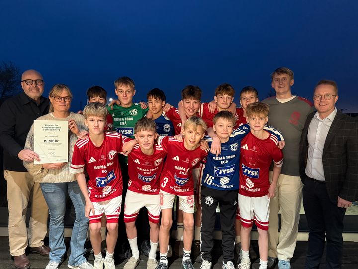 Spillere fra HEI Håndbold sammen med Gorm Schmidt (th), centerdirektør i Andelskassen Risskov og Michael Simonsen (tv), bestyrelsesmedlem i Fonden for Andelskasserne i område Nord