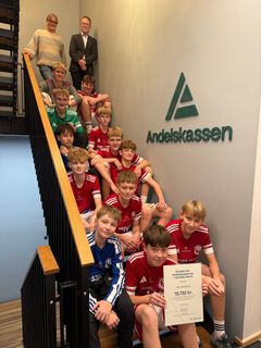 Spillere fra HEI Håndbold sammen med Gorm Schmidt (bagerst til højre), centerdirektør i Andelskassen Risskov