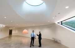 Jan Pedersen, administrerende direktør i Andelskassen og Rebecca Matthews, administrerende direktør på ARoS i Andelskassen Foyer.