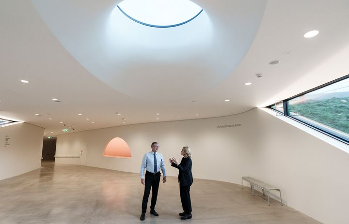 Jan Pedersen, administrerende direktør i Andelskassen og Rebecca Matthews, administrerende direktør på ARoS i Andelskassen Foyer.