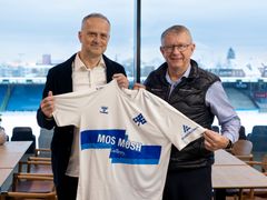 Jan Pedersen, administrerende direktør i Andelskassen (th) sammen med Claus Holm-Søberg, formand i Kolding IF (tv)