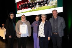 Repræsentanter fra Happy Voices sammen med Lisbeth Dalum Hansen (tv), centerdirektør i Andelskassen i Viborg og Anders Bertel, aktionærrådsformand i Andelskassens aktionærkreds Midtjylland