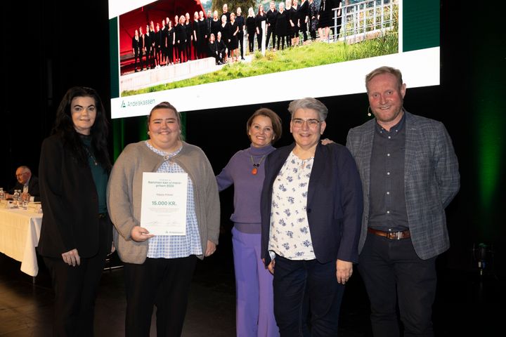 Repræsentanter fra Happy Voices sammen med Lisbeth Dalum Hansen (tv), centerdirektør i Andelskassen i Viborg og Anders Bertel, aktionærrådsformand i Andelskassens aktionærkreds Midtjylland