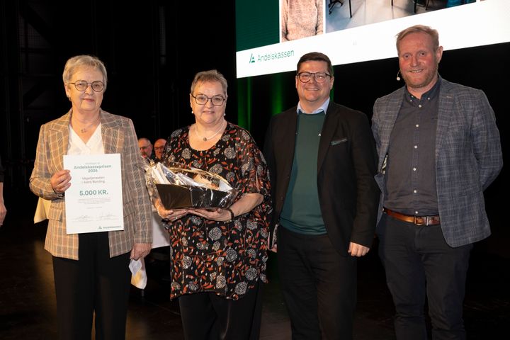 Birgit Worm Kristensen (tv) sammen med en repræsentant fra Vågetjenesten, Carsten Helligsø Nørbjerg, centerdirektør i Andelskassen i Ikast og Herning samt Anders Bertel (yderst til højre), aktionærrådsformand i Andelskassens aktionærkreds Midtjylland