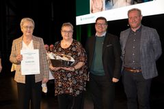 Birgit Worm Kristensen (tv) sammen med en repræsentant fra Vågetjenesten, Carsten Helligsø Nørbjerg, centerdirektør i Andelskassen i Ikast og Herning samt Anders Bertel (yderst til højre), aktionærrådsformand i Andelskassens aktionærkreds Midtjylland