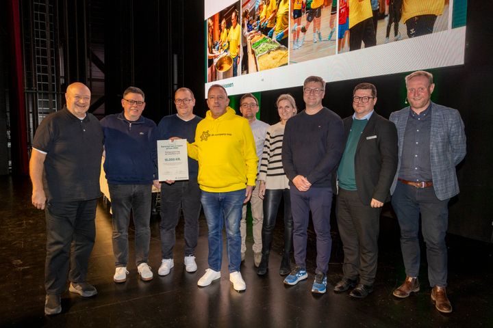 Repræsentanter fra styregruppen bag DK Company Cup sammen med Carsten Helligsø Nørbjerg (nr. 2 fra højre), centerdirektør i Andelskassen i Ikast og Herning samt Anders Bertel (th), aktionærrådsformand i Andelskassens aktionærkreds Midtjylland