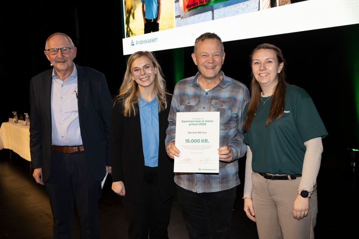 Ole Smed og Julie Nissen Henriksen fra Barnets Blå Hus sammen med Lars Danmark(tv), aktionærrådsformand i Andelskassens aktionærkreds Østjylland og Julie Rosenfeldt Laursen (th), privatkundechef i Andelskassen i Hobro