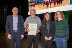 Repræsentanter fra Kærneholdet sammen med Lars Danmark(tv), aktionærrådsformand i Andelskassens aktionærkreds Østjylland og Maria Markvardsen(midten til højre), centerdirektør i Andelskassen Højbjerg