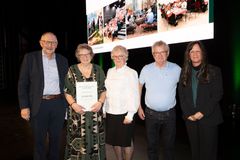 Repræsentanter fra Demensvennerne sammen med Lars Danmark (tv), aktionærrådsformand i aktionærkreds Østjylland og Maria Markvardsen (th), centerdirektør i Andelskassen Højbjerg