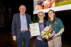 Lise Storm sammen med Lars Danmark, aktionærrådsformand i Andelskassens aktionærkreds Østjylland og Julie Rosenfeldt Laursen (th), privatkundechef i Andelskassen i Hobro