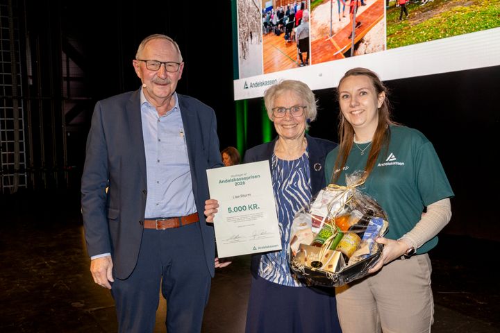 Lise Storm sammen med Lars Danmark, aktionærrådsformand i Andelskassens aktionærkreds Østjylland og Julie Rosenfeldt Laursen (th), privatkundechef i Andelskassen i Hobro