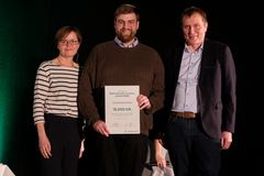 Rasmus Ærenlund (midten) fra Furesø Svømmeklub sammen med Helle Bæklund Eriksen, aktionærrådsformand i Andelskassens aktionærkreds Fyn og Sjælland og Jan Hansen (th), centerdirektør i Andelskassen i Odense