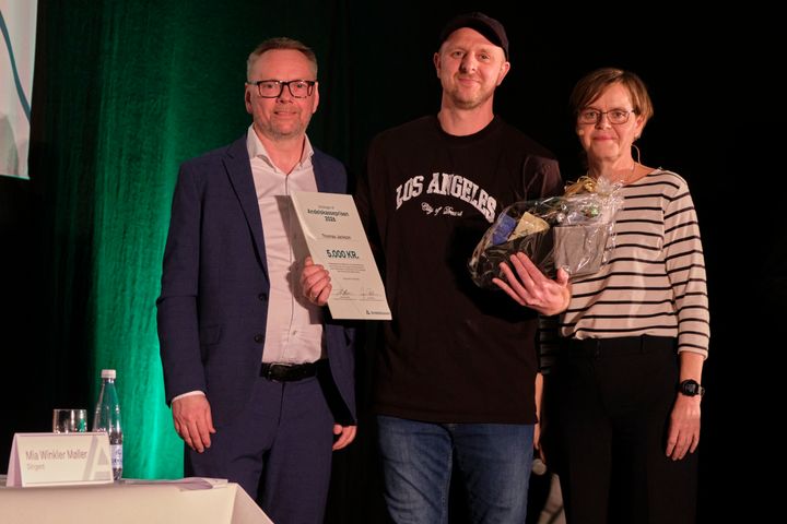 Thomas Jackson sammen med Helle Bæklund Eriksen, aktionærrådsformand i Andelskassens aktionærkreds Fyn og Sjælland og Jens Madsen(tv), centerdirektør i Andelskassen i Svendborg