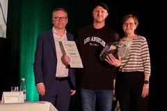 Thomas Jackson (midten) sammen med Helle Bæklund Eriksen, aktionærrådsformand i Andelskassens aktionærkreds Fyn og Sjælland og Jens Madsen(tv), centerdirektør i Andelskassen i Svendborg