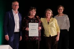 Repræsentanter fra Madtutten sammen med Helle Bæklund Eriksen (th), aktionærrådsformand i Andelskassens aktionærkreds Fyn og Sjælland og Jens Madsen, centerdirektør i Andelskassen i Svendborg