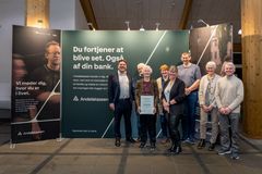 Repræsentanter fra foreningen Kegnæs Forsamlingshus sammen med Peter Viereck (tv), centerdirektør i Andelskassen i Sønderborg