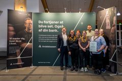 Repræsentanter fra KFUM Spejderne i Ravsted sammen med Peter Viereck (tv), centerdirektør i Andelskassen i Sønderborg