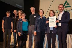 Bestyrelsen fra Kom og Dans i Ribe sammen med Michael Bitsch Jakobsen(th), centerdirektør i Andelskassen i Esbjerg