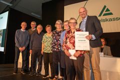 Repræsentanter fra de frivillige hjælpere på Handicapsvømmeholdet i Helle sammen med Bjarne Eg(th), centerdirektør i Andelskassen i Varde