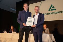 Kenneth Benfeldt sammen med Michael Bitsch Jakobsen(th), centerdirektør i Andelskassen i Esbjerg