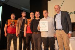 Repræsentanter fra Nordenskov Rangers, Floorball sammen med Bjarne Eg(th), centerdirektør i Andelskassen i Varde