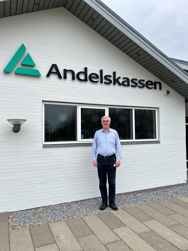 Per Odde foran Andelskassen i Koldby, hvor han har arbejdet de sidste knap 25 år.