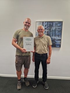 Repræsentant fra Broballe Idrætsforening sammen med Steen Iwang (th), bestyrelsesmedlem i Fonden for Andelskasserne i område Syd